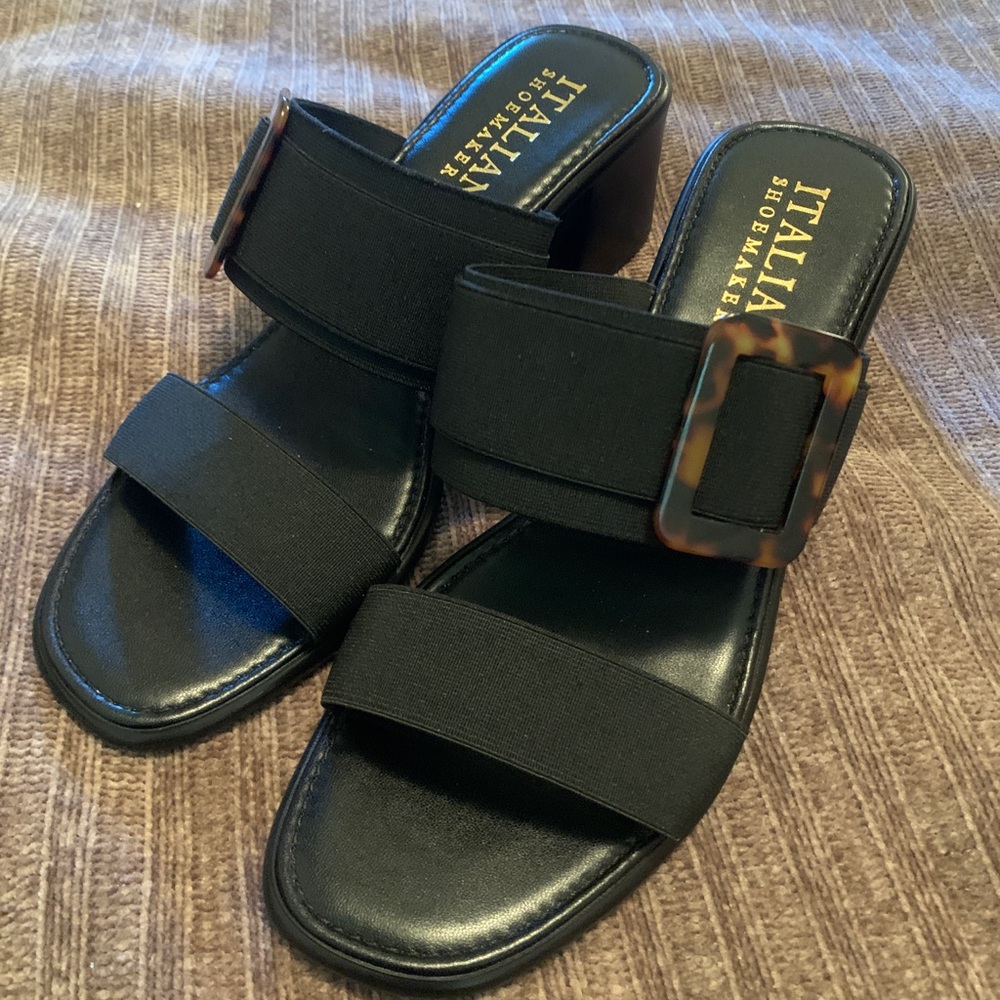 New-  Sandals Black size 9.5. Never worn.